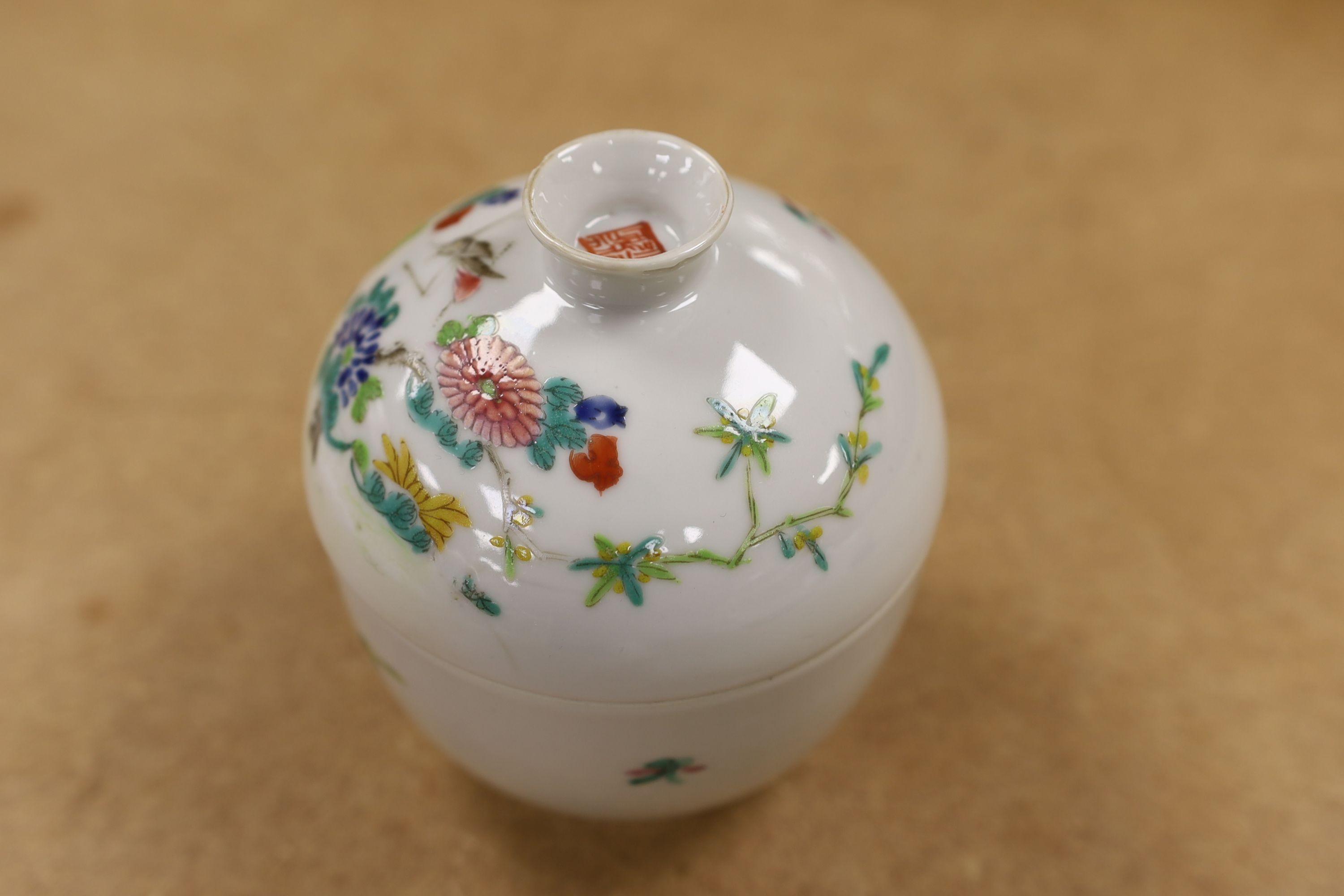 A Chinese famille rose chupu and a bowl, late 19th century, and a cloisonne parasol handle, 23cm long